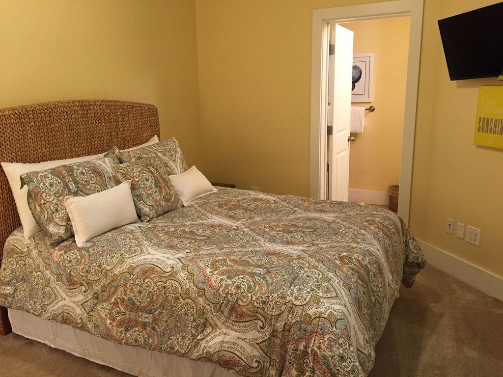 Caribe - second guest bedroom with queen bed and private bath