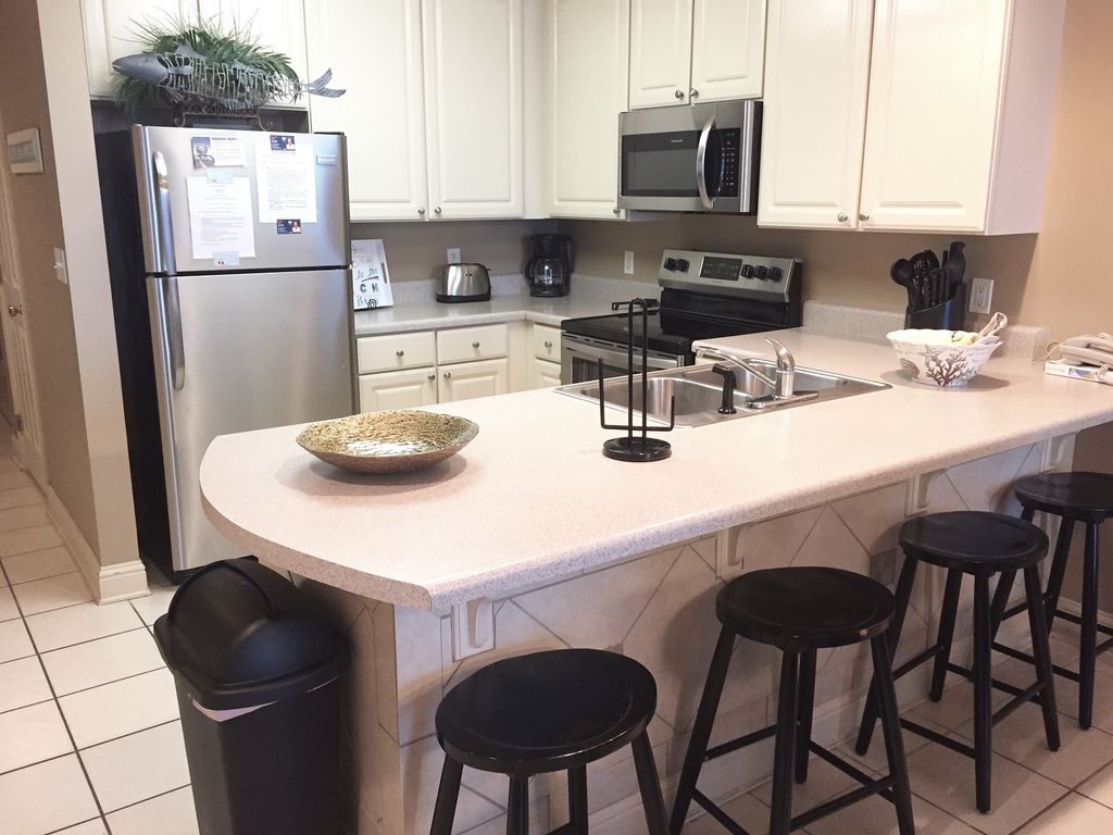 Fully stocked Stainless Kitchen with Breakfast Bar