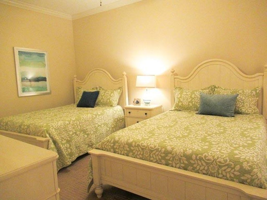 Guest Bedroom with 2 Queen Beds