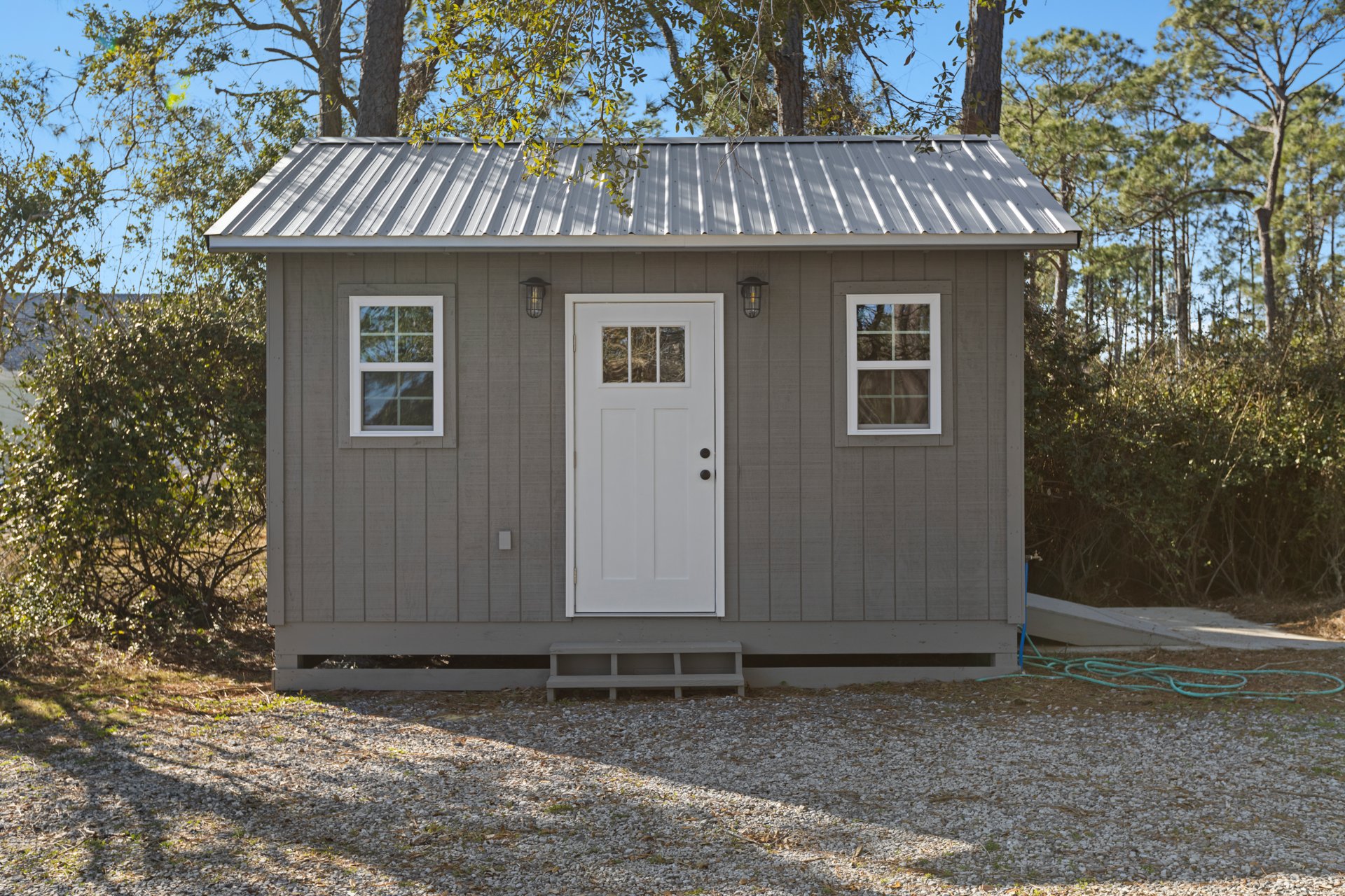 Shed with 2 doors and plenty of storage space